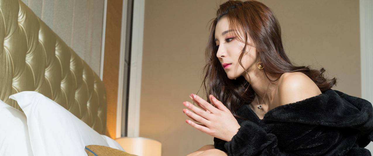 潇潇美女带鱼屏壁纸