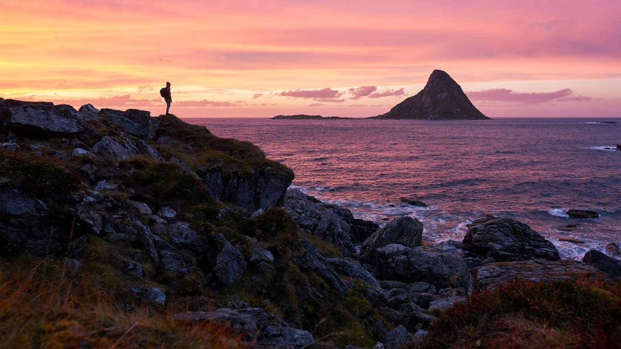 挪威 北部海岸 欣赏风景的女士 4k高清壁纸