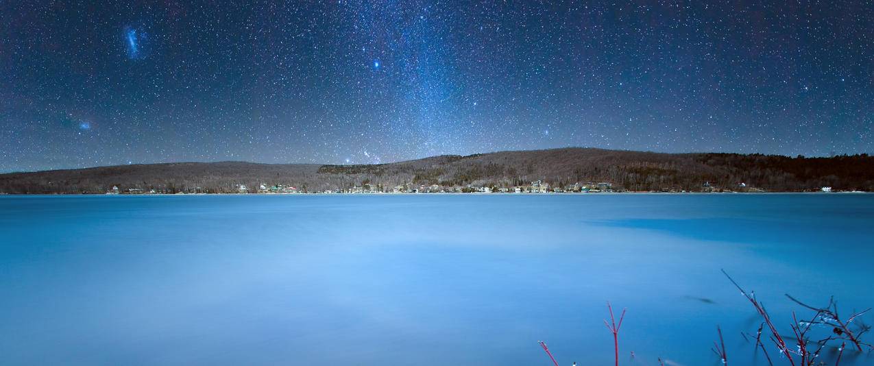 加拿大威廉湖美丽的银河系带鱼屏壁纸