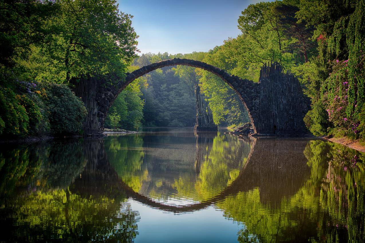 Devils Bridge 桥梁和绿色树木 河流 倒映 5k自然风景壁纸