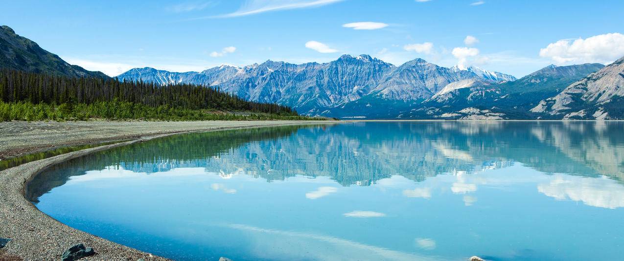 加拿大育空地区山水湖泊风景带鱼屏壁纸