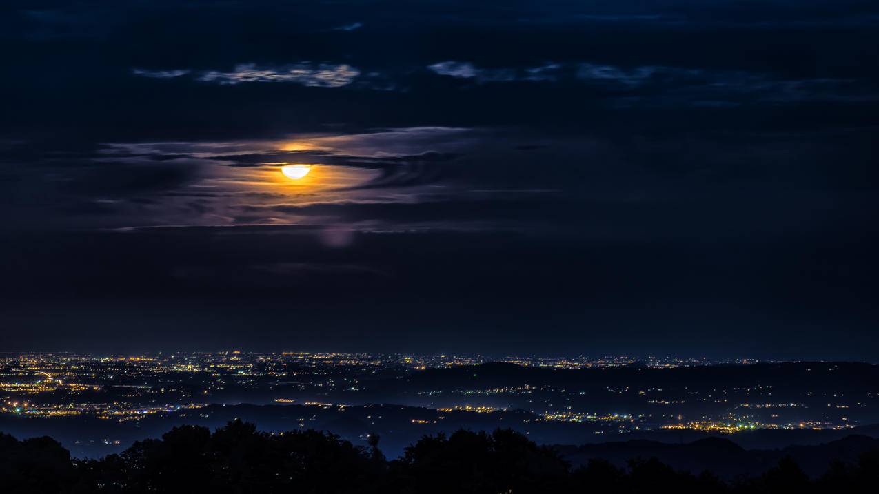 晚上月亮云城市风景4k壁纸